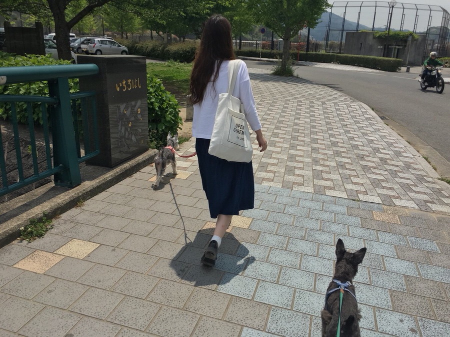 スニーカーを履く女性